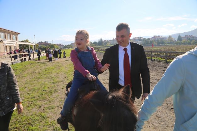 Gölcük'te Özel Çocuklar Ata Binme Heyecanı Yaşadılar