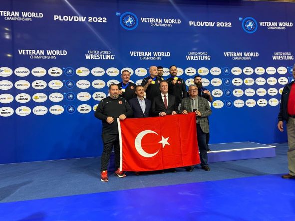 Güreşçiler Bulgaristan’da kürsünün zirvesinde
