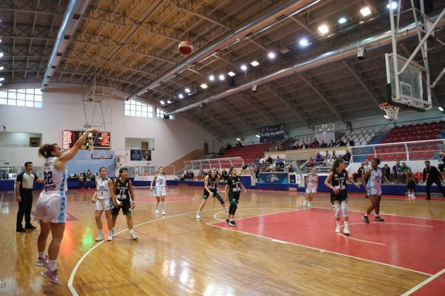 İzmitli periler, emin adımlarla zirveye: 81-71