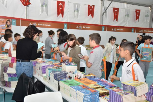 Kartepe Çocuk Kitapları Fuarı'nı 50 Bin Kişi Ziyaret Etti