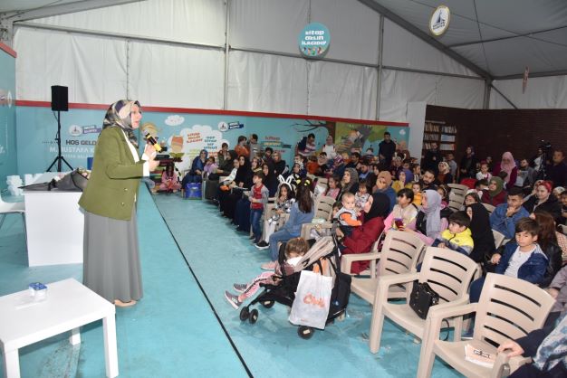 Kartepe'de Eğitimci Yazar Merve Gülcemal'e Yoğun İlgi