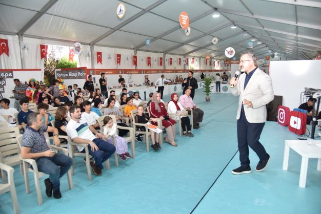 "Kitaplar Geleceğimizi Şekillendirir"