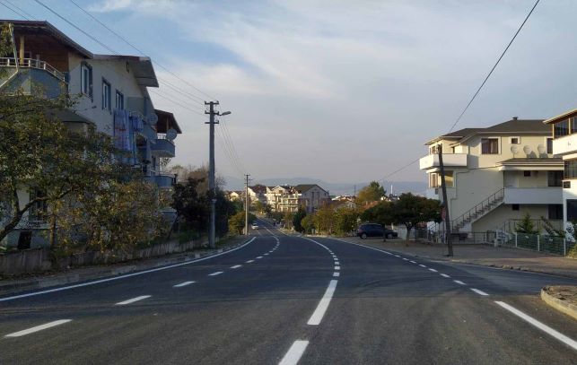 Başiskele Atatürk ve Çınar caddelerine yol çizgisi