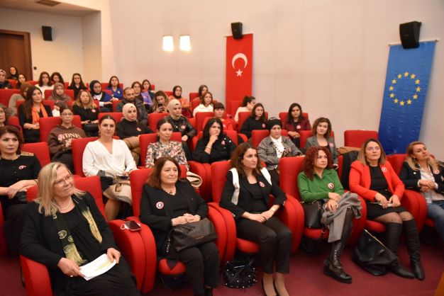 Kocaeli Kadın Girişimciler Kurulu, Kocaeli Barosu ve Kocaeli AB Bilgi Merkezi işbirliği düzenlenen  ‘Kadınların Yasalardan Kaynaklanan Hakları’  konulu buluşmaya ilgi yoğun oldu.