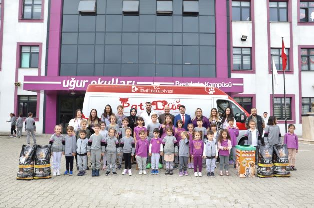 Öğrencilerden Patibüs’e mama desteği