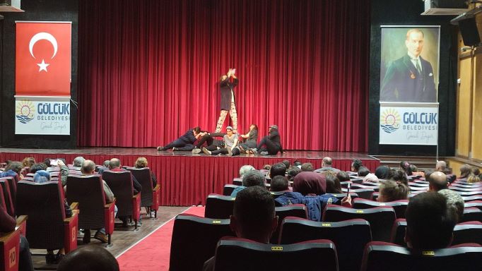 “Ötekilerin Kahramanı” Gölcüklü tiyatro severlerle buluştu