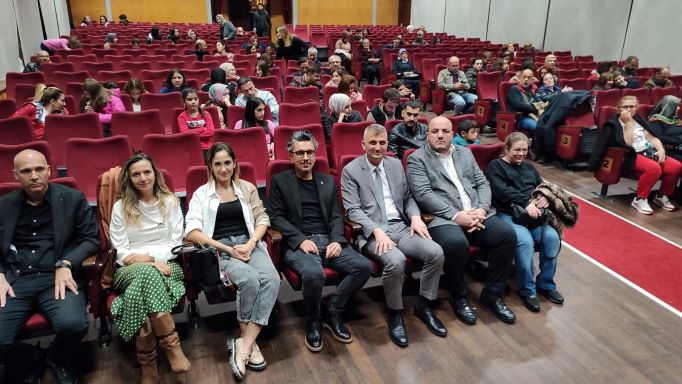 “Ötekilerin Kahramanı” Gölcüklü tiyatro severlerle buluştu