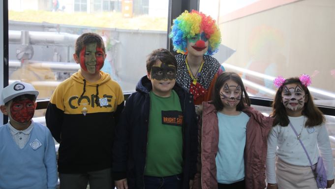 Umudun simgesi mavi balonlar gökyüzüne uçtu