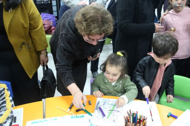 Umudun simgesi mavi balonlar gökyüzüne uçtu