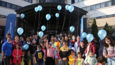 Umudun simgesi mavi balonlar gökyüzüne uçtu