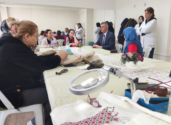 Gölcüklü Kadınlar Hünerlerini GÖLMEK’te Ürüne Dönüştürüyor