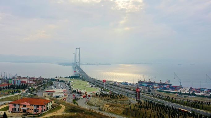 Köprü manzaralı seyir terası buluşma noktası olacak