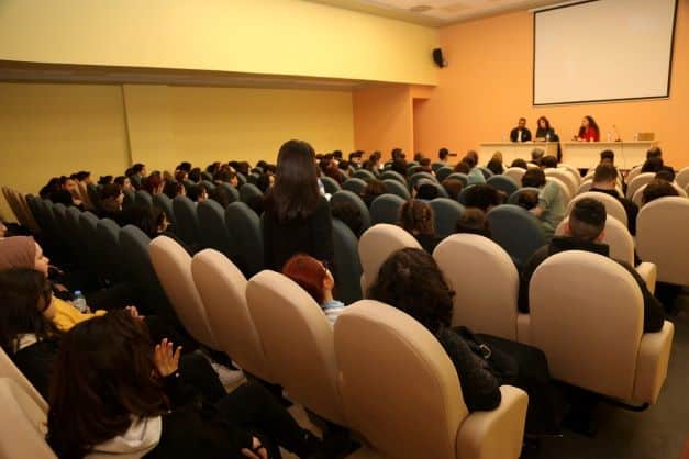 Öğrenciler Şehir Tiyatrosu oyuncularıyla buluştu
