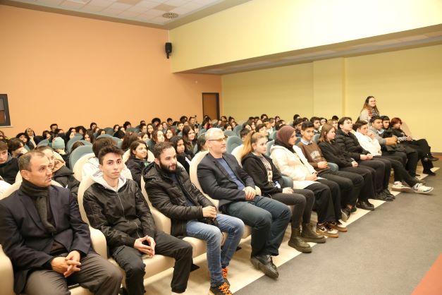 Öğrenciler Şehir Tiyatrosu oyuncularıyla buluştu