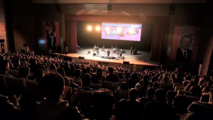 Üniversiteli gençler doyasıya eğlendi