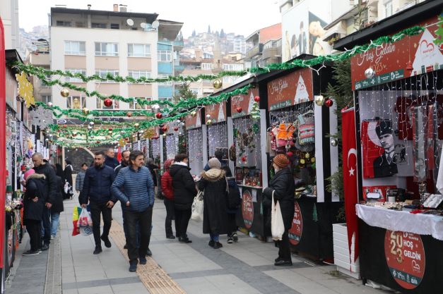 Yılbaşı El Emeği Pazarı’na yoğun ilgi!
