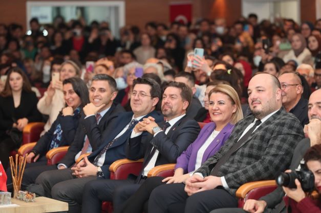 Gençlerden İlber Ortaylı’ya yoğun ilgi