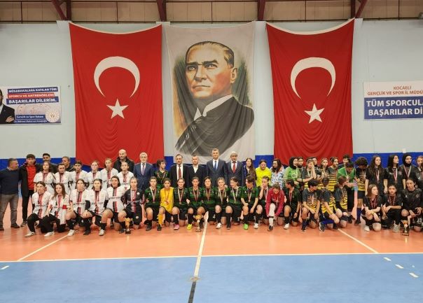 Gölcük Barbaros Hayrettin Lisesi Futsal Kız Takımı Kocaeli Şampiyonu