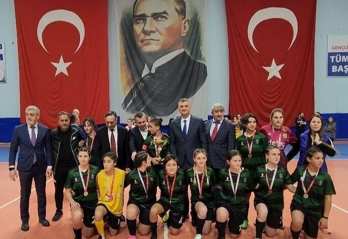 Gölcük Barbaros Hayrettin Lisesi Futsal Kız Takımı Kocaeli Şampiyonu