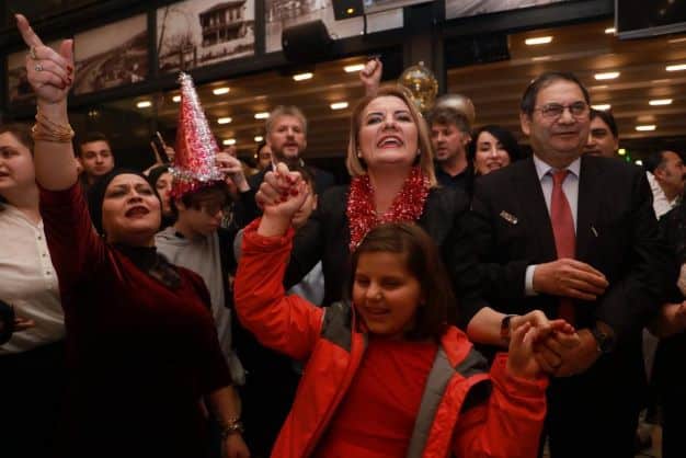 İzmitliler Gülümse Kafe’de unutulmaz bir yılbaşı gecesi yaşadı