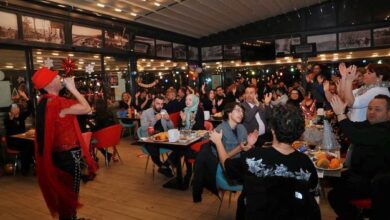 İzmitliler Gülümse Kafe’de unutulmaz bir yılbaşı gecesi yaşadı