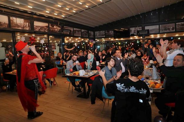 İzmitliler Gülümse Kafe’de unutulmaz bir yılbaşı gecesi yaşadı