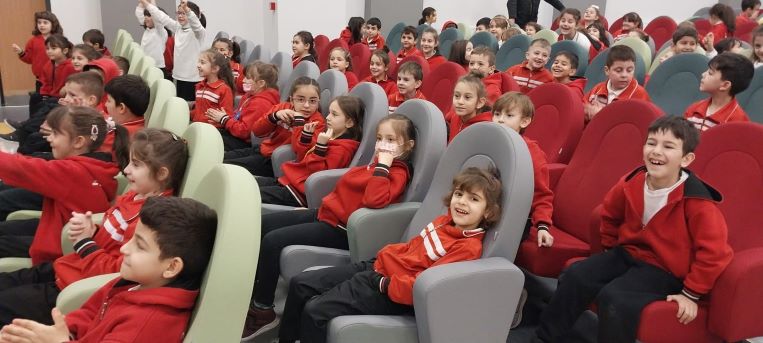 Kuklacı Metin Ateş'in Gösterisini Çocuklar Ayakta Alkışladı