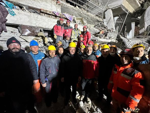 Büyükakın Bu ekibin alnından öpüyorum