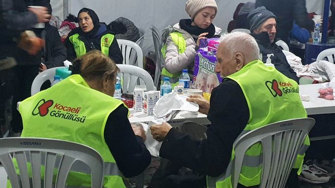 Büyükşehir 156 araç ve 524 personelle deprem bölgesinde