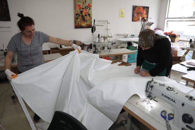 Çınar Kadın Kooperatifi, afetzedeler için çadır dikimine başladı