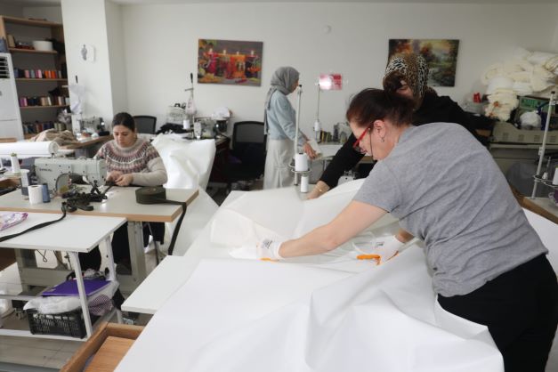 Çınar Kadın Kooperatifi, afetzedeler için çadır dikimine başladı