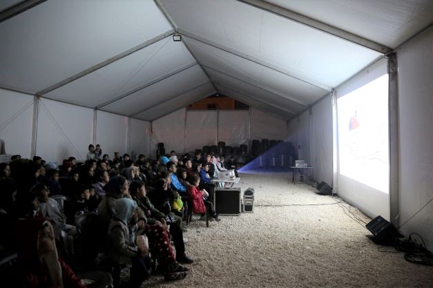 Kocaeli Şehir Tiyatroları'ndan depremzede çocuklara çizgi film gösterimi