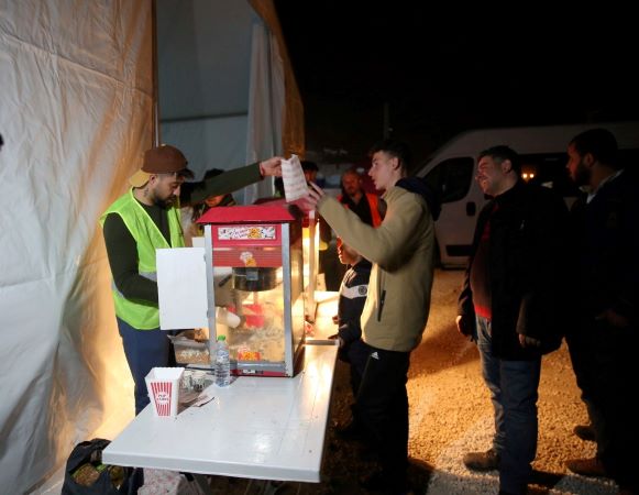 Kocaeli Şehir Tiyatroları'ndan depremzede çocuklara çizgi film gösterimi