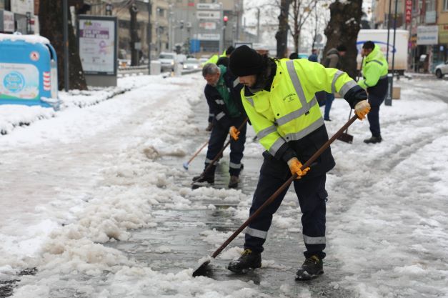 Kocaeli’de karla mücadele 7/24 sürüyor