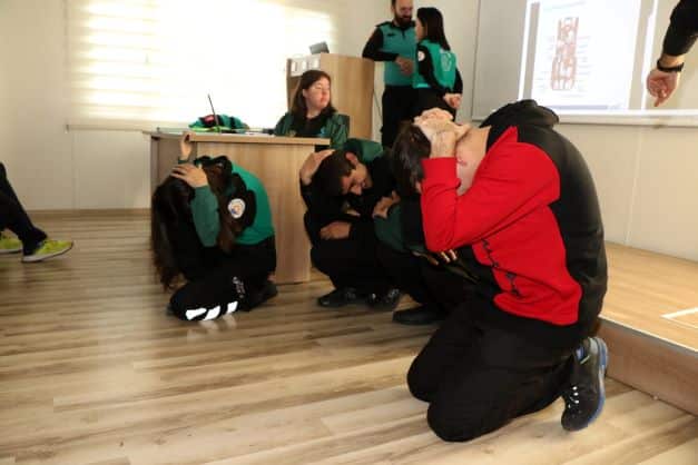 Özel öğrencilere deprem eğitimi