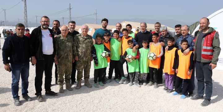Bakan Akar, Büyükşehir’in çadır kentinde çocuklarla futbol oynadı   