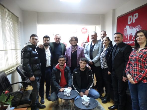 DP İlçe Başkanı Nuray Macit ve Yönetimi Basına 5 çayı İkramında Bulundu