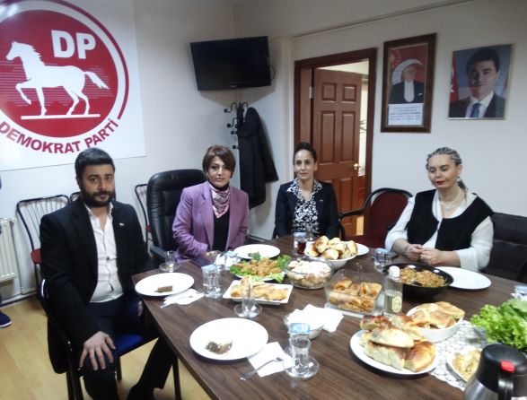 DP İlçe Başkanı Nuray Macit ve Yönetimi Basına 5 çayı İkramında Bulundu