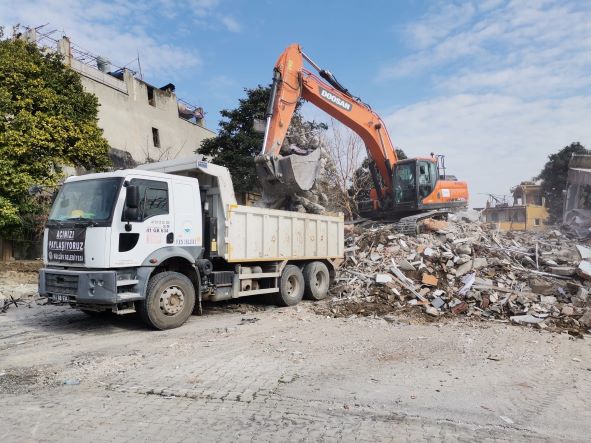 Gölcük Belediyesi Deprem Bölgesinde Çalışmalarını Sürdürüyor