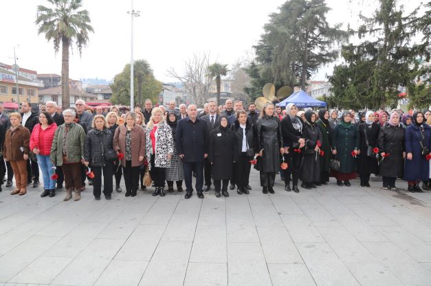 Gölcük'te Kadınlar Günü Törenle Kutlandı