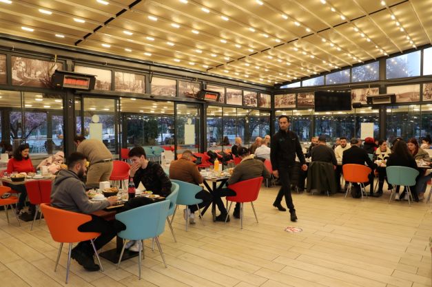 İzmitlilerin iftar için ilk tercihi Gülümse Kafe oldu