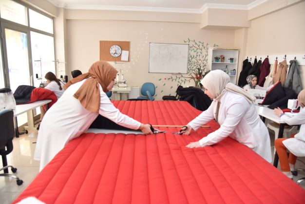 Kartepeli Kadınlar Üretiyor Depremzedeler Isınıyor