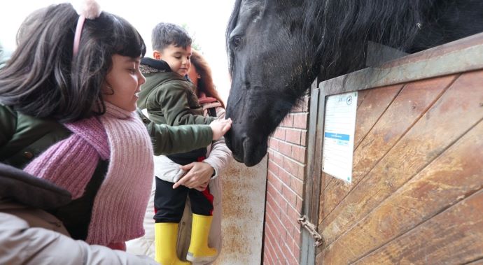 Kocaelili çocukların atlarla dostluğu