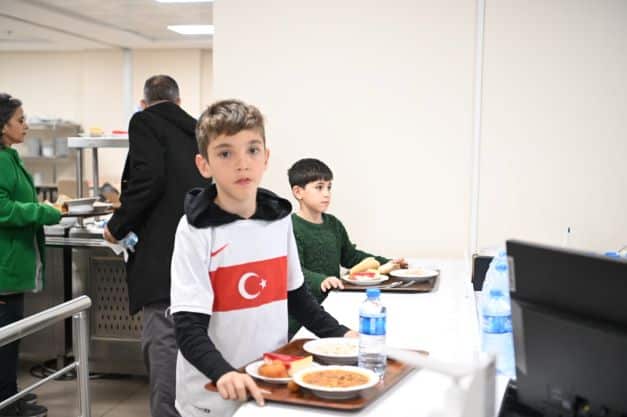 Kocaman İlk İftarı Deprem Misafirleriyle Yaptı