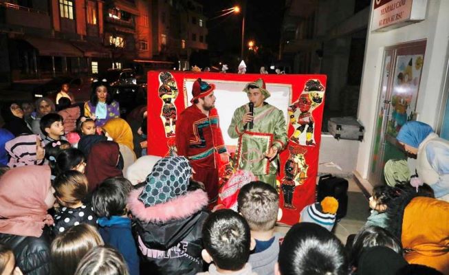 Körfezli çocuklar Hacivat-Karagöz ile eğlendi-