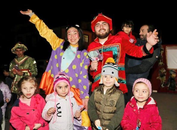 Körfezli çocuklar Hacivat-Karagöz ile eğlendi-