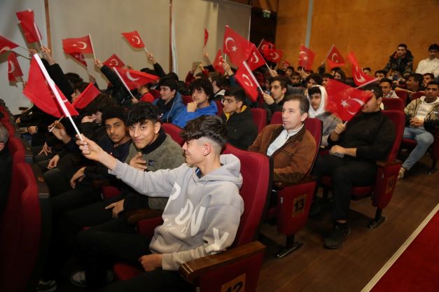 Mehmet Akif Ersoy İstiklal Marşı'nın kabulünün 102. yılında Gölcük'te anıldı