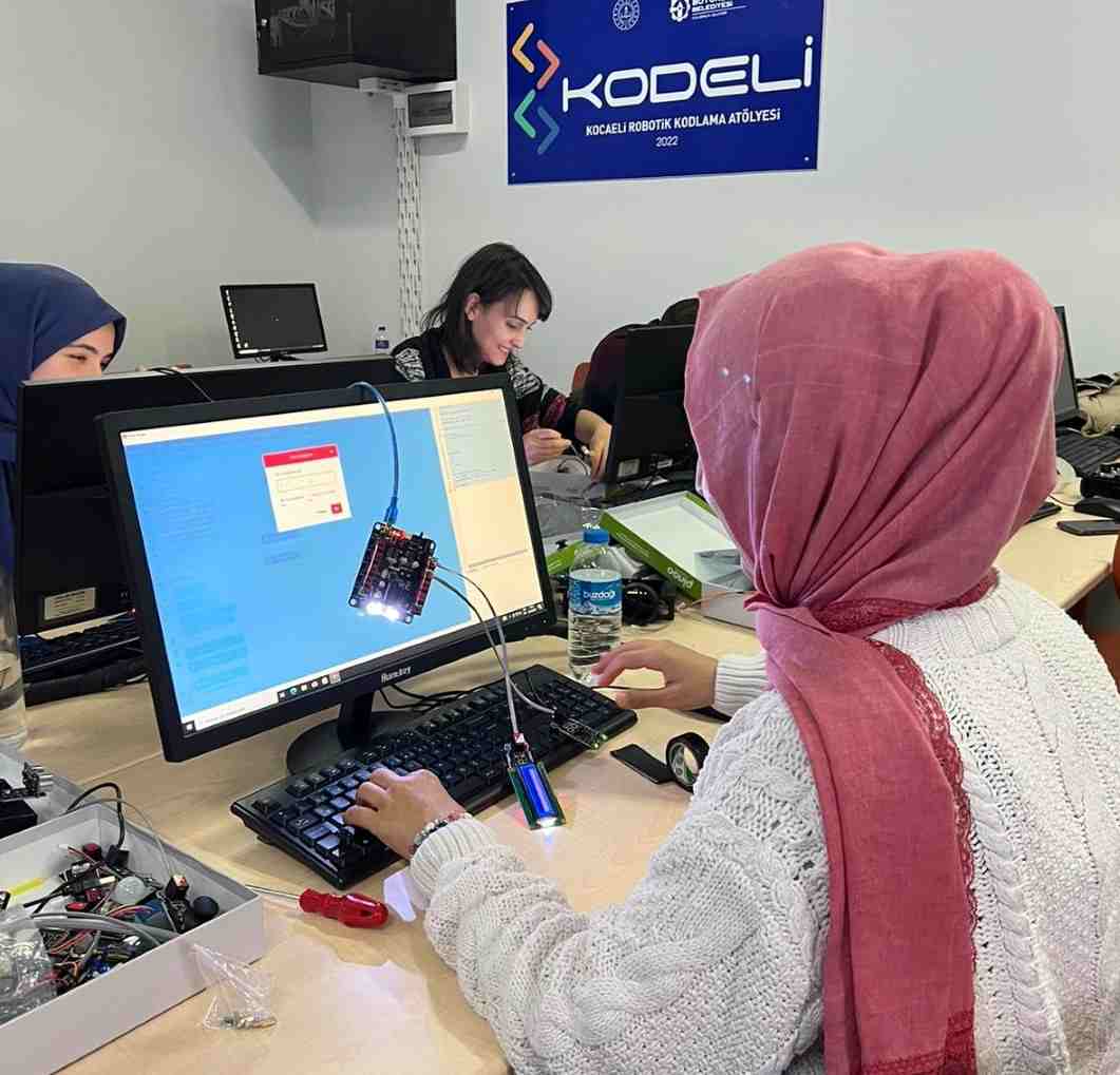 99 robotik eğitmene kodlama eğitimi