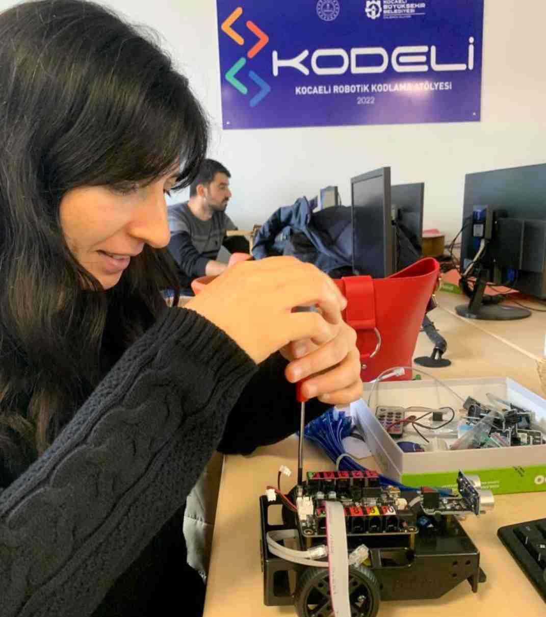 99 robotik eğitmene kodlama eğitimi