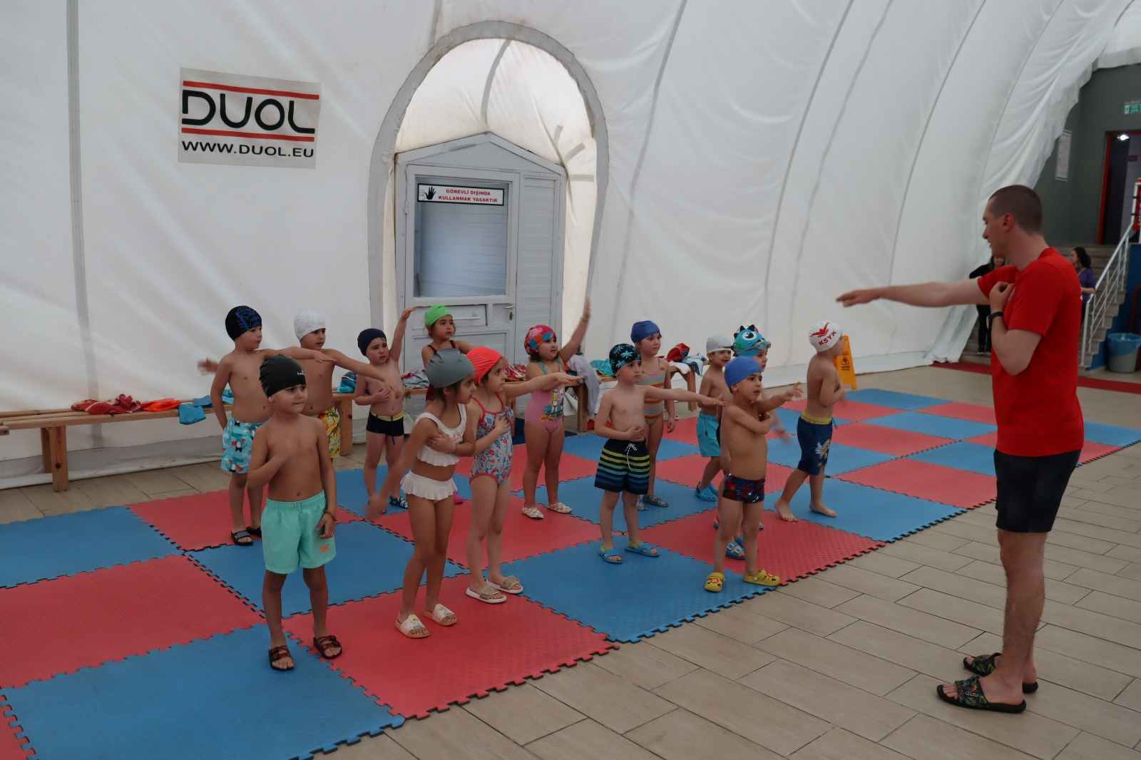 Çınar Çocuk Evi’nin minikleri, yüzme derslerine başladı